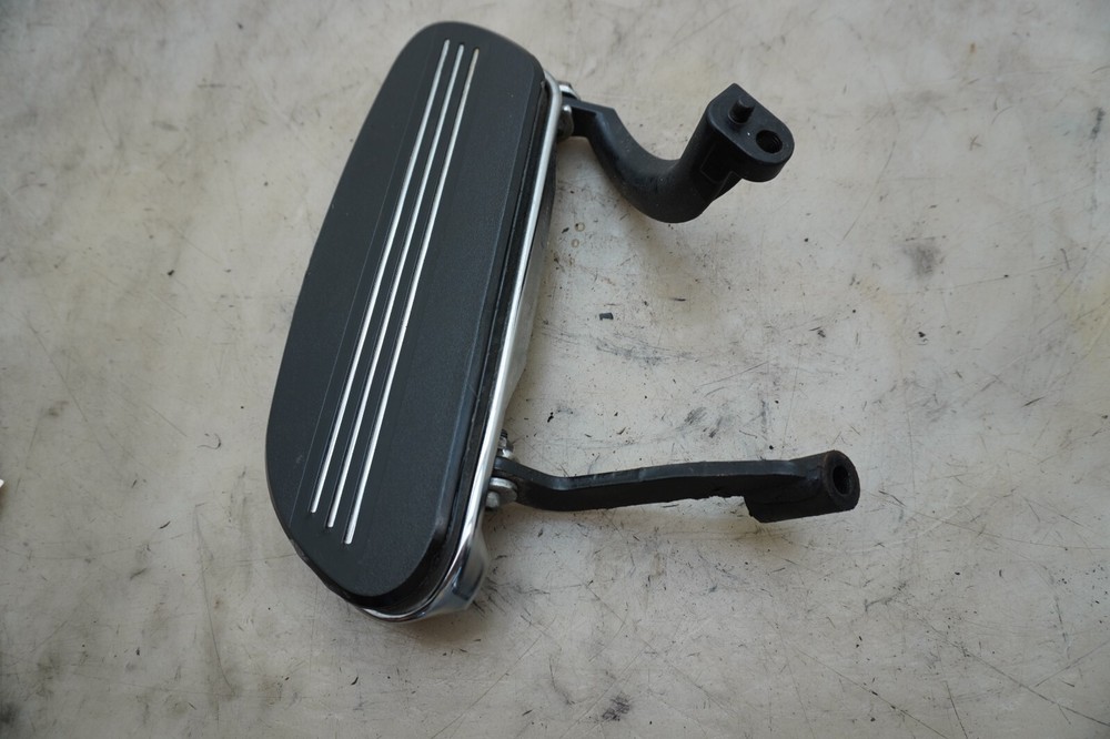 11 HARLEY DAVIDSON ROADGLIDE RIGHT FLOORBOARD AND BRACKETS E-3117