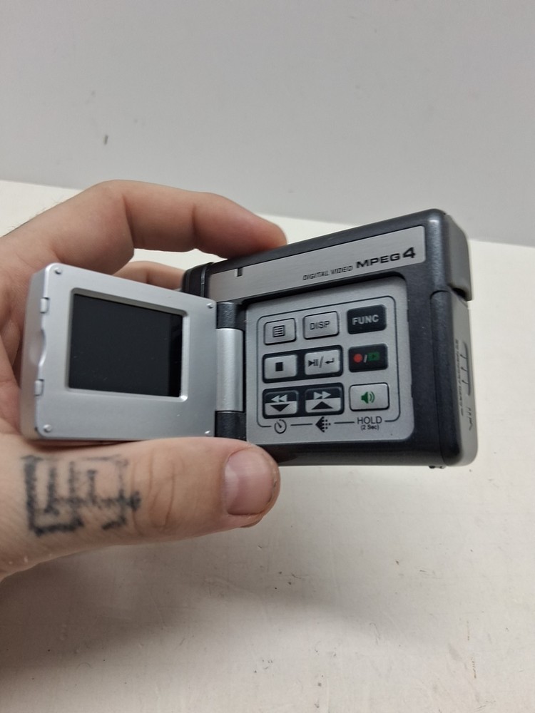 ** AUDIOVOX Multi-function Digital Video Camcorder MPEG4 DC400 Untested