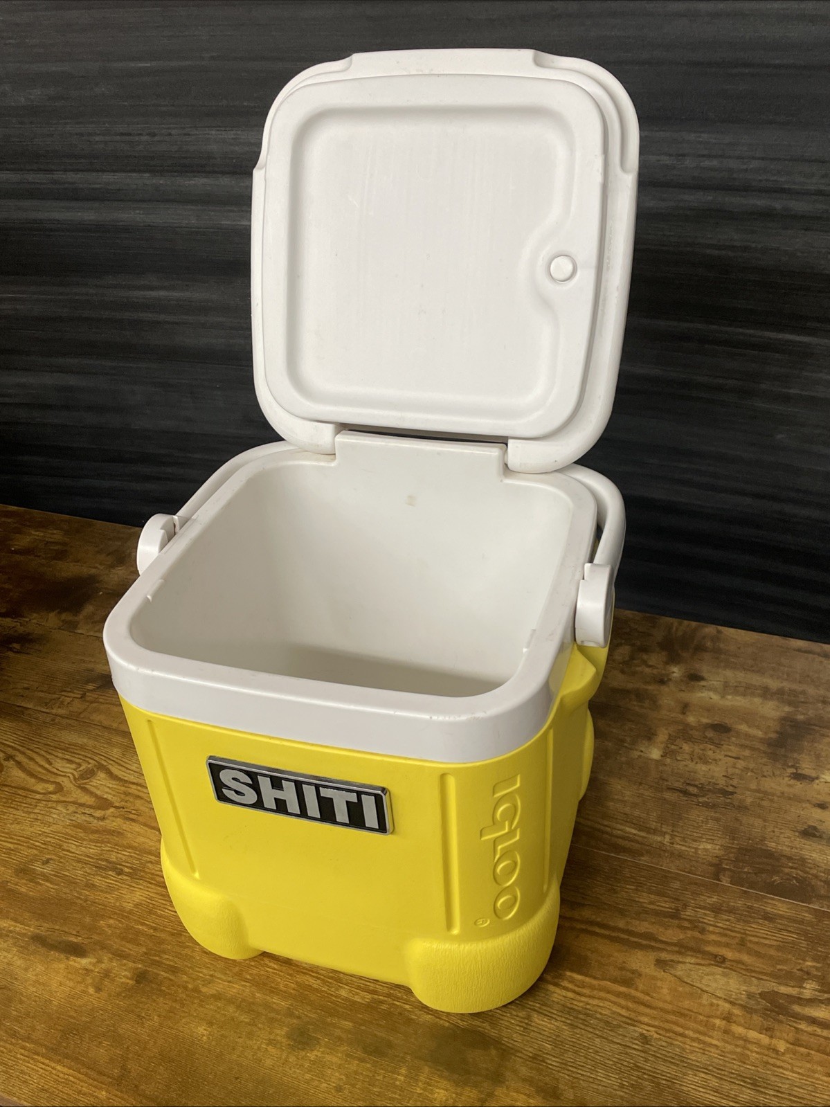 Igloo SHITI EMBLEM Ice Cube Yellow & White Cooler 12qt ~ 14 Cans