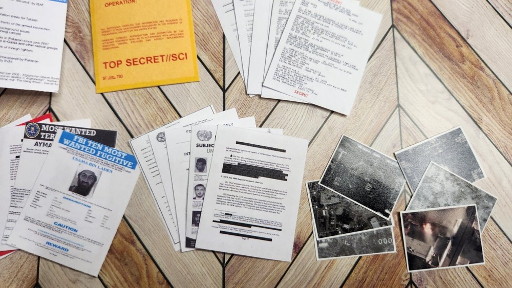 1/6 SCALE Mini US Army Brief for OEF Folders, Protractor, Maps, Envelope, & Docs
