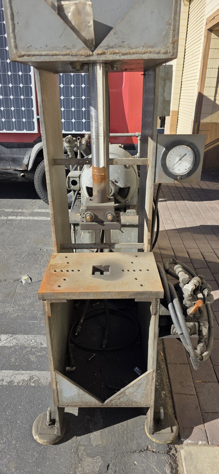 Hydraulic Press 25-Tons (aproximadamente) Double Acting Two-Stage.