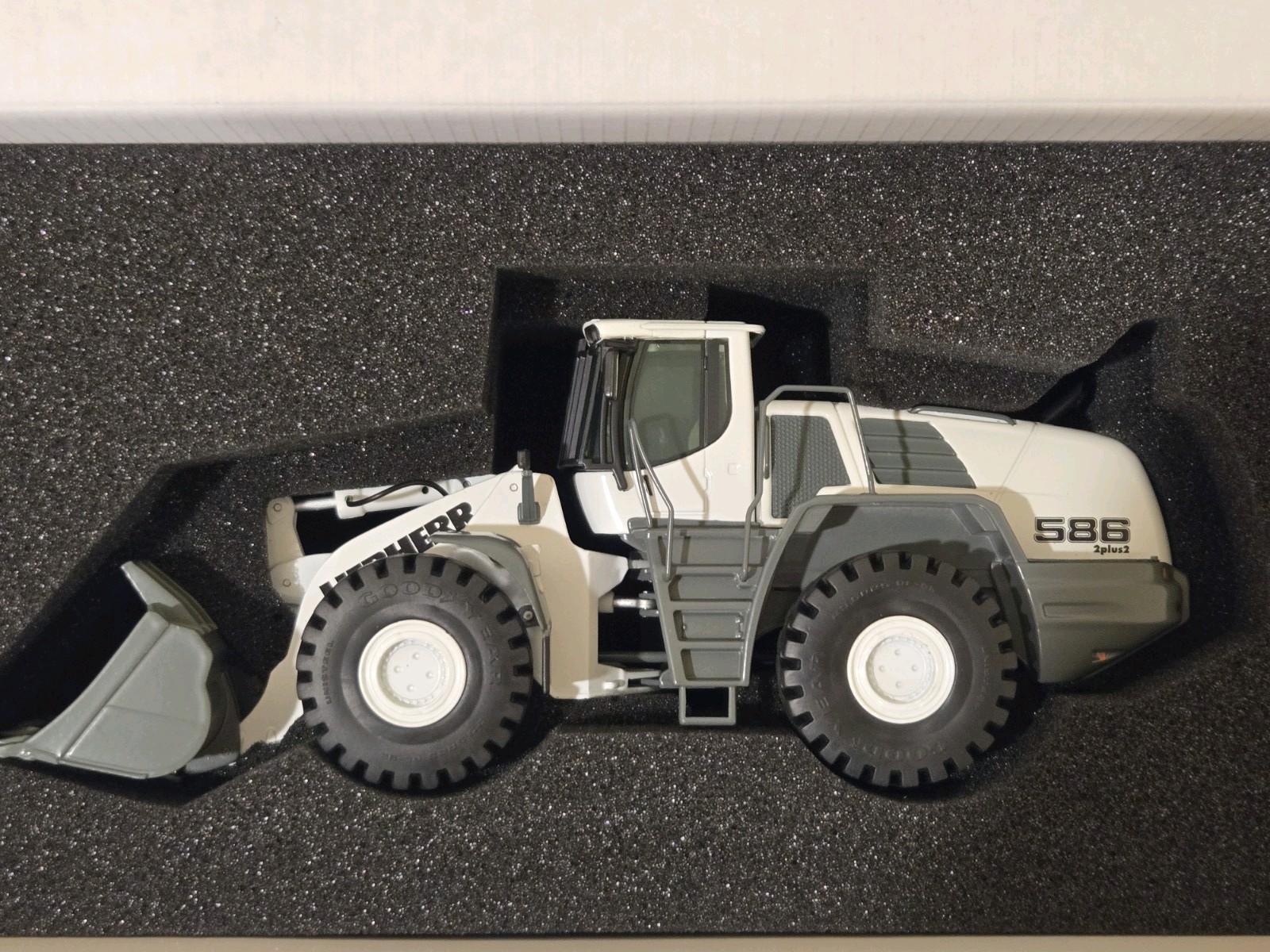 NZG 689/40 Liebherr L586 2plus2 White 1:50 Diecast Wheel Loader w/ Original Box