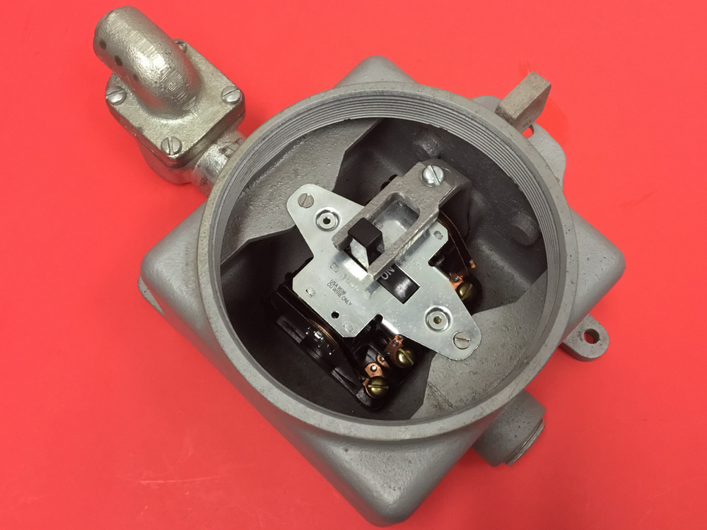 Appleton - P/N: GUSC75-4 5/96 - Explosion Proof Enclosure Switch - UNUSED