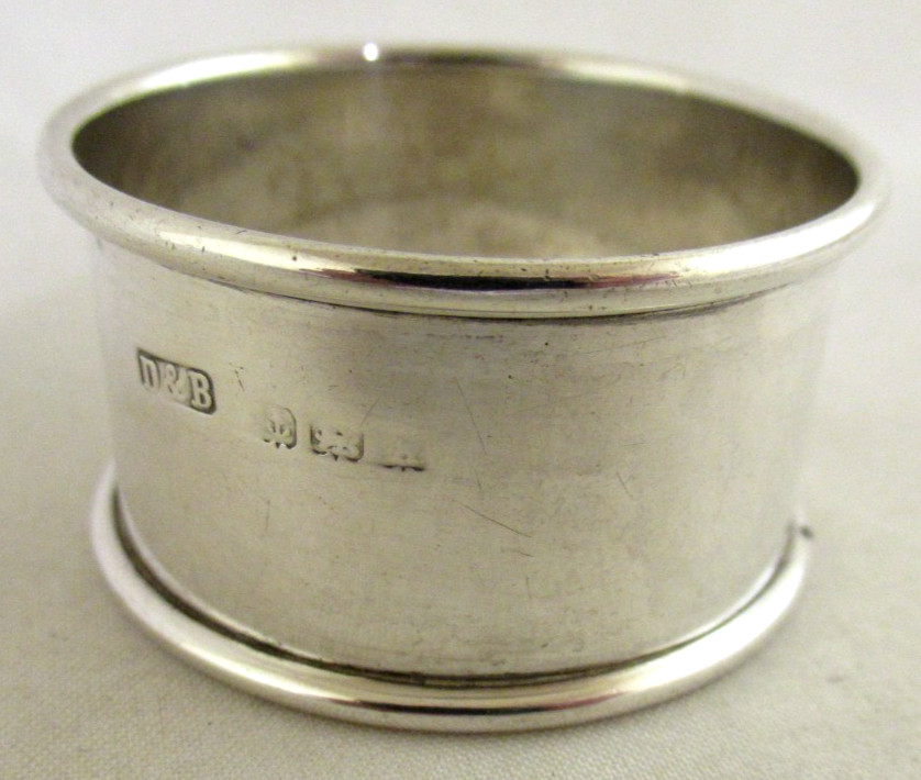 Solid Silver - SMALL, PRETTY NAPKIN RING - Hallmarked:- BIRMINGHAM 1925