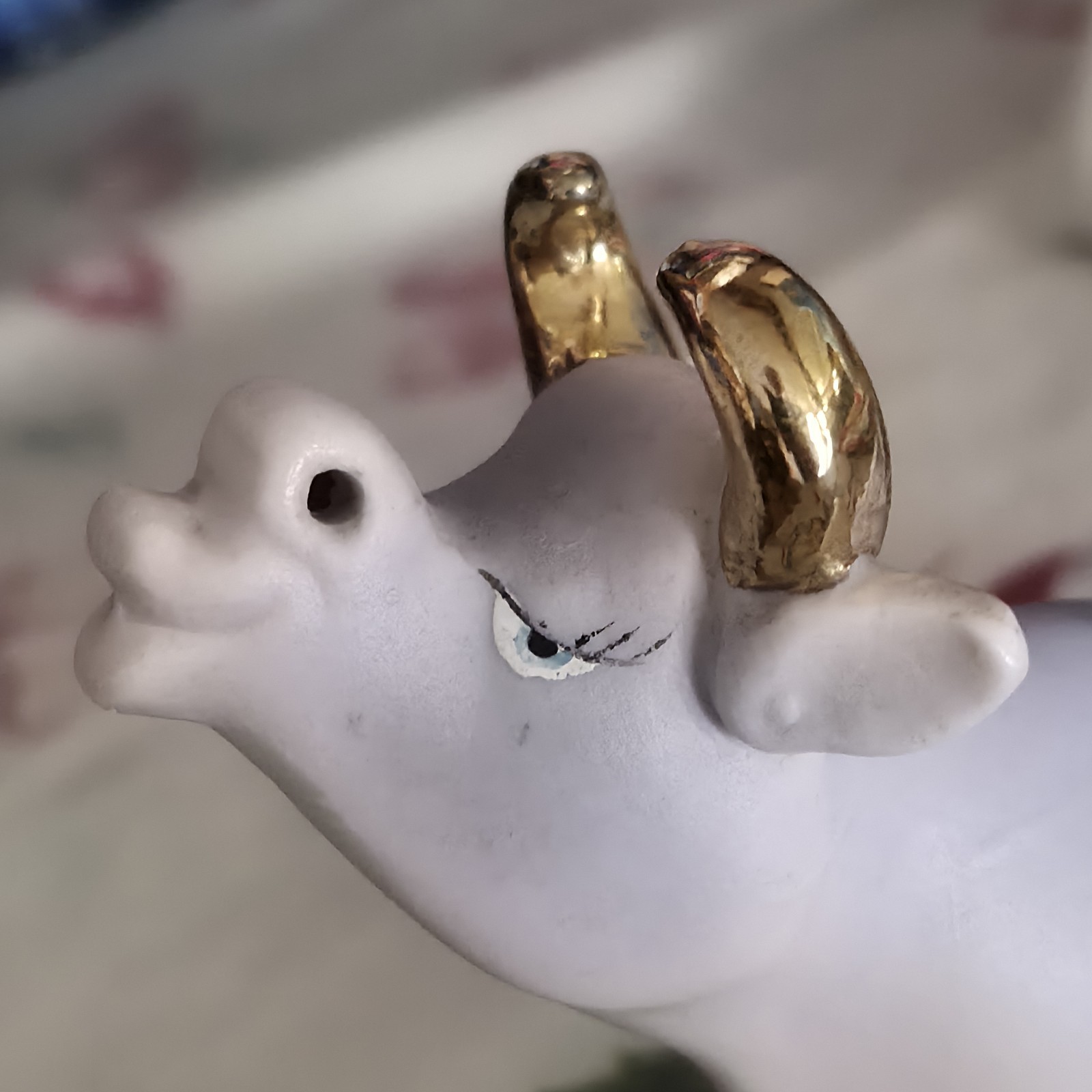 VTG Anthropormorphic Purple Cow Figurine Kissing W/ Gold Paint Figurine EUC