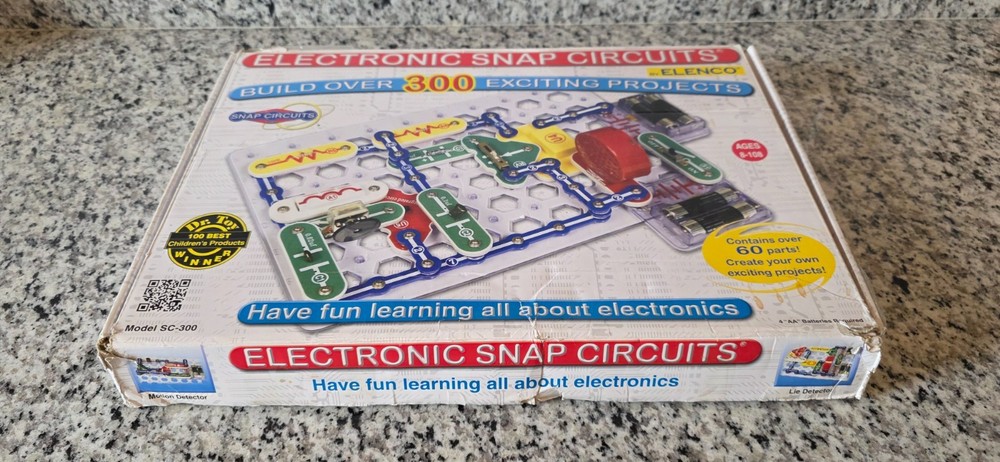 Electronic Snap Circuits Build (59 pieces, one is not working)