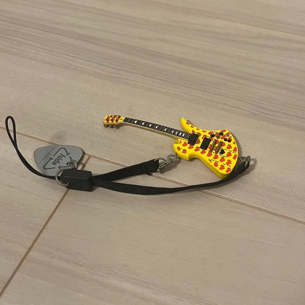 Stylish hide Hide Guitar Heart Keychain Strap