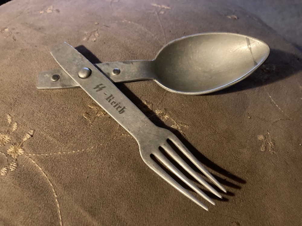 LARGE ENGRAVED TEN INCH FOLDING MESS KIT