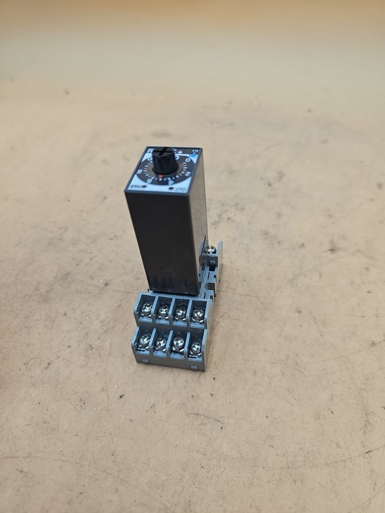 IDEC GT5Y-4SN 24VDC ELECTRONIC TIMER & SOCKET. SY4S-05