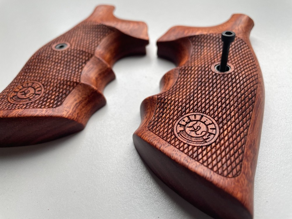 New Decorative Target Grips for Taurus Medium/Large Frame SQUARE BUTT 44, 65, 66