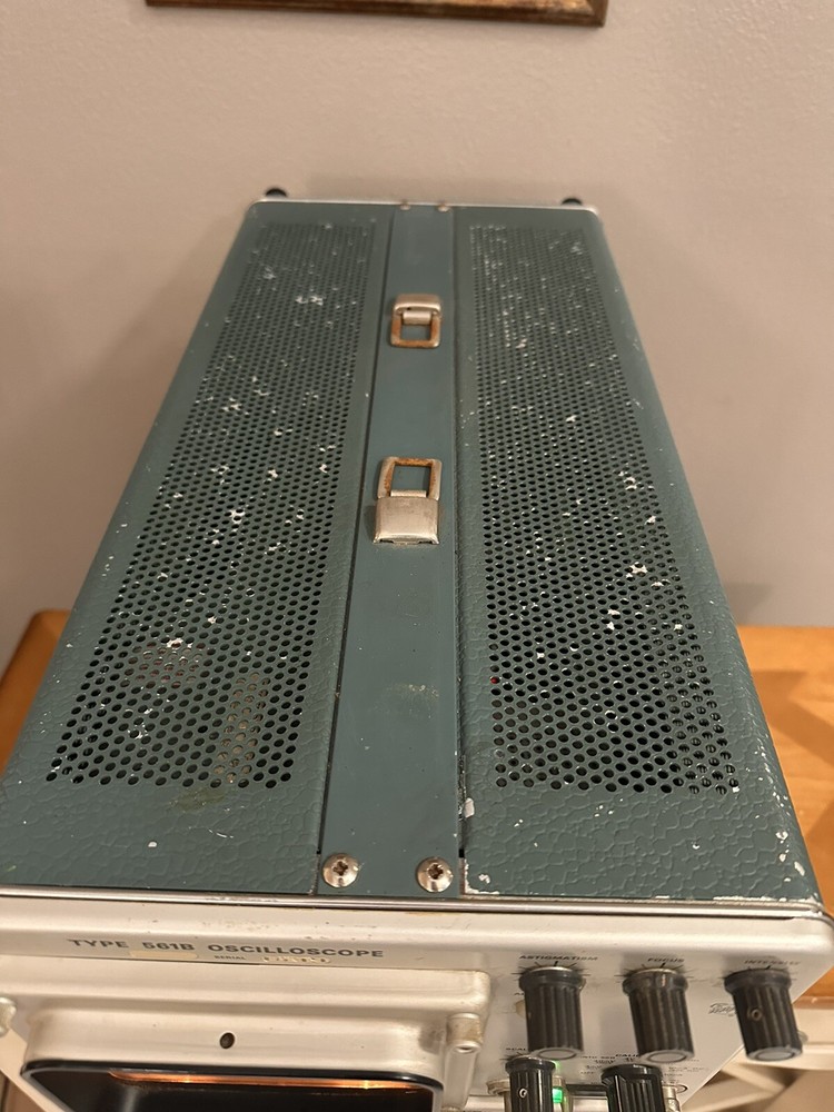 TEKTRONIX TYPE 561B OSCILLOSCOPE w/ TYPE 3A6, Type 3B4 READ…