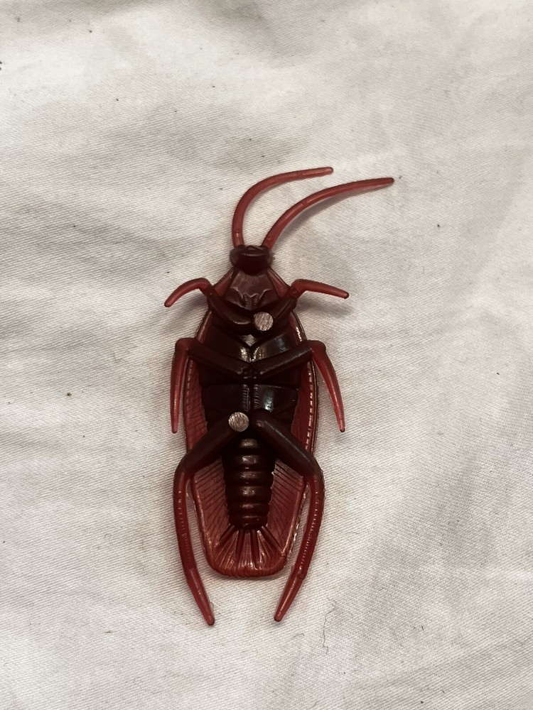 1pc realistic Joke Prank Plastic Cat toy scary cockroach counterfeit.