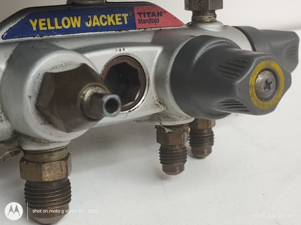 YELLOW JACKET 40815 REFRIGERATION SYSTEM ANALYZER ..MISSING LEFT KNOB!!!