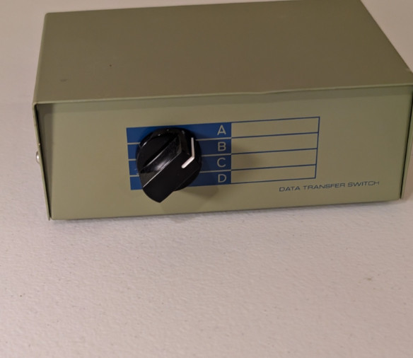 4-Port VGA Data Transfer Switch Box A/B/C/D Manual Select for Computers/Devices