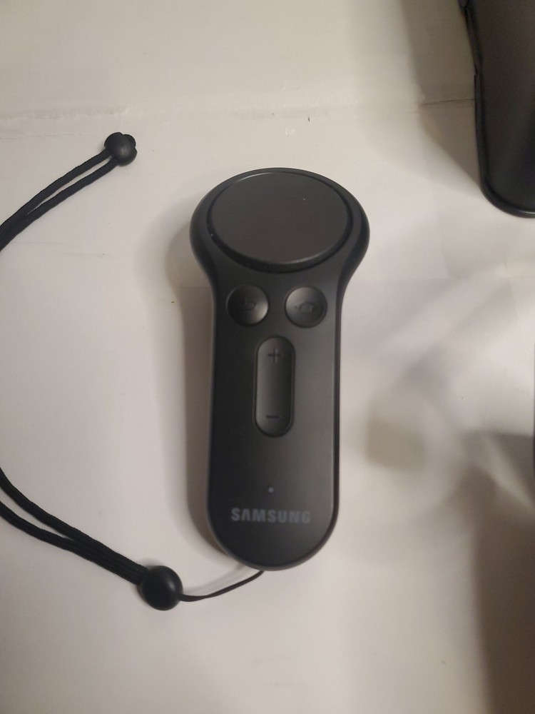 Samsung Oculus Gear VR With Controller And Manual Good Condition