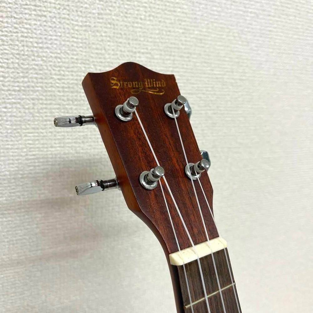 strong wind ukulele with case and stand