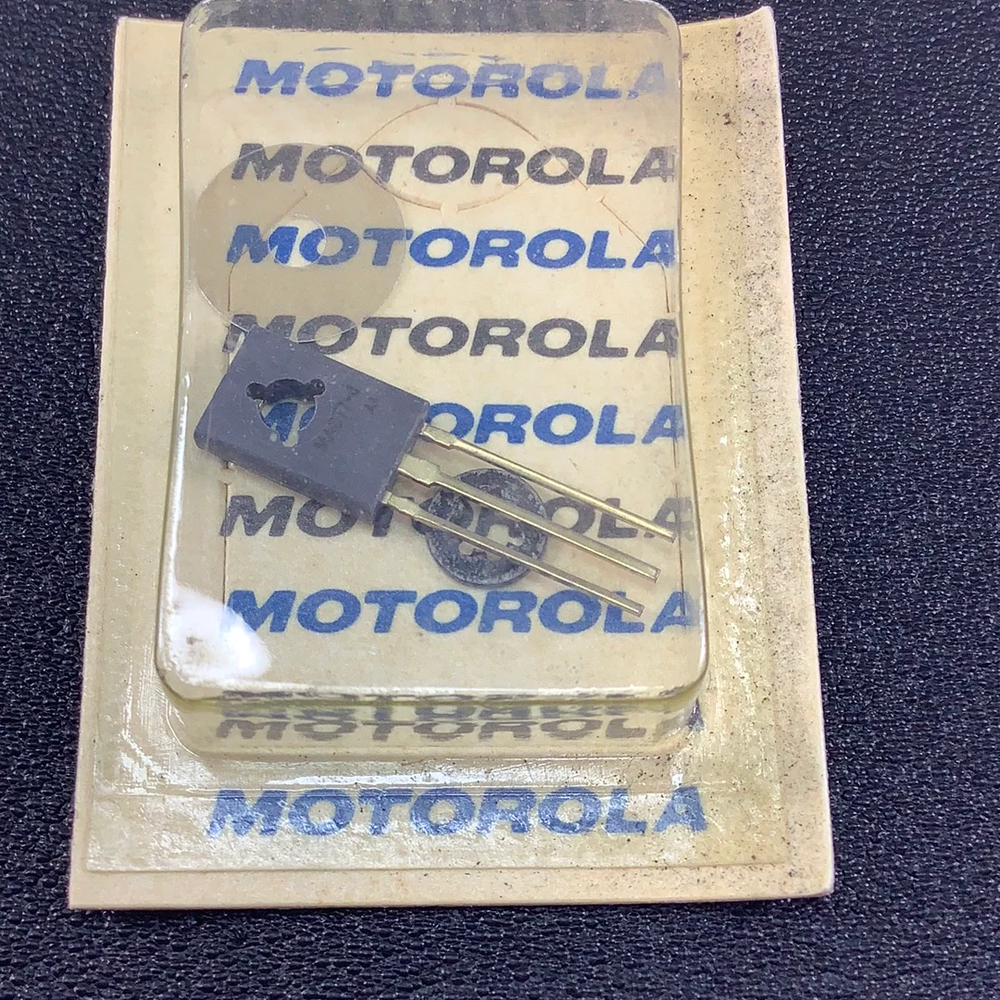 MAC77-4 - MOTOROLA - TRIAC