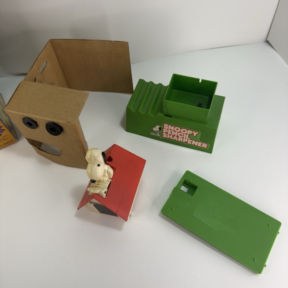 Kenner Snoopy Battery Powered Pencil Sharpener Peanuts 1973 Plastic with Box