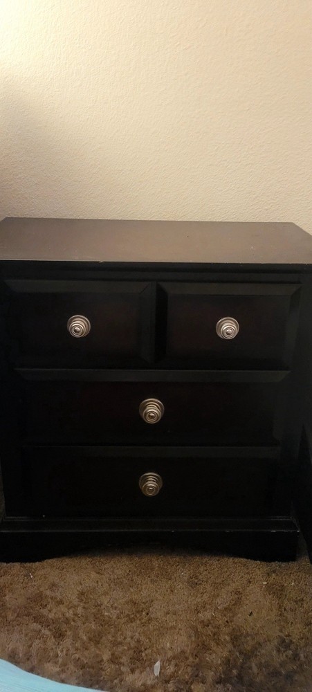 Dark Wood 3-Drawer Nightstand with Silver Knobs – Classic & Sturdy