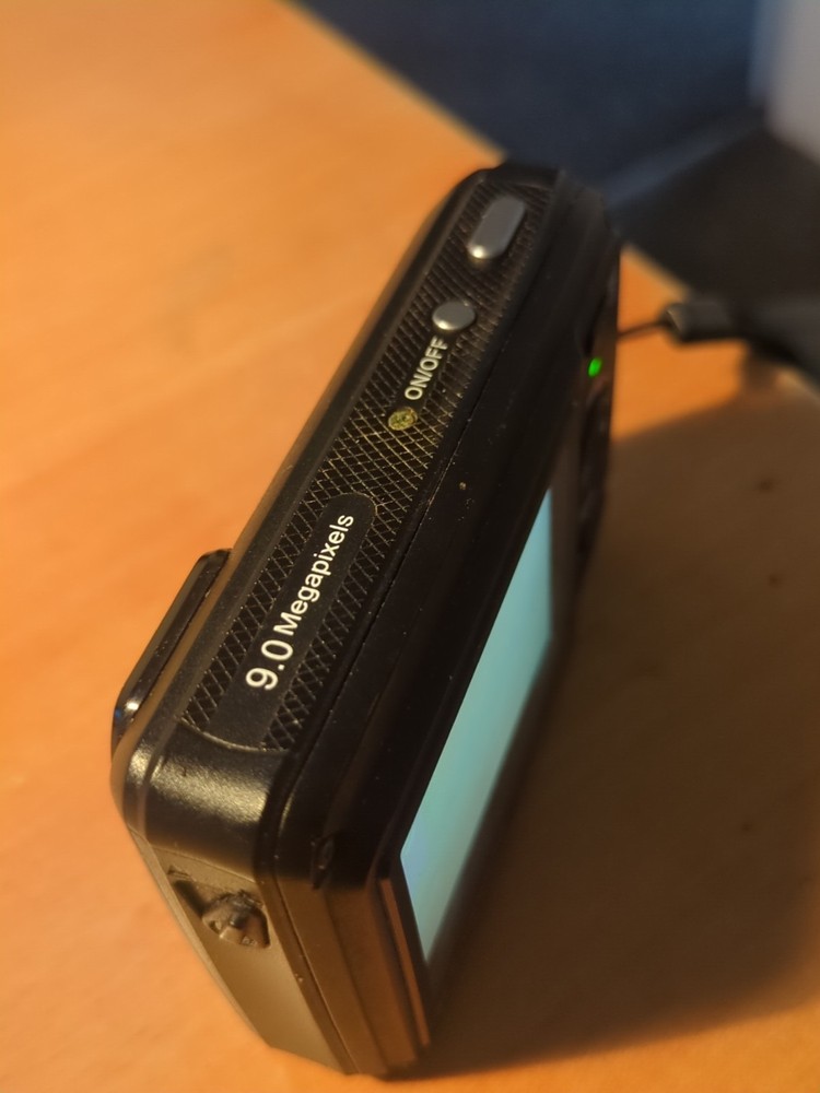 Hitachi HDC-99WE 9.0MP Digital Camera (Tested Working)