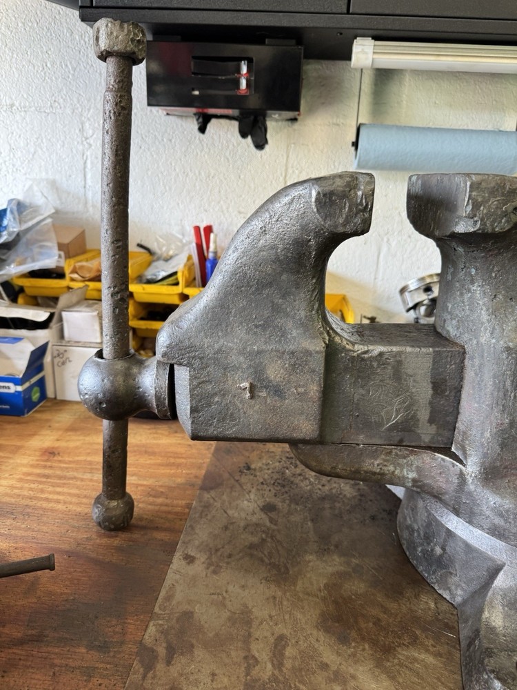 Pittsburgh Automatic 7” Bench Vise