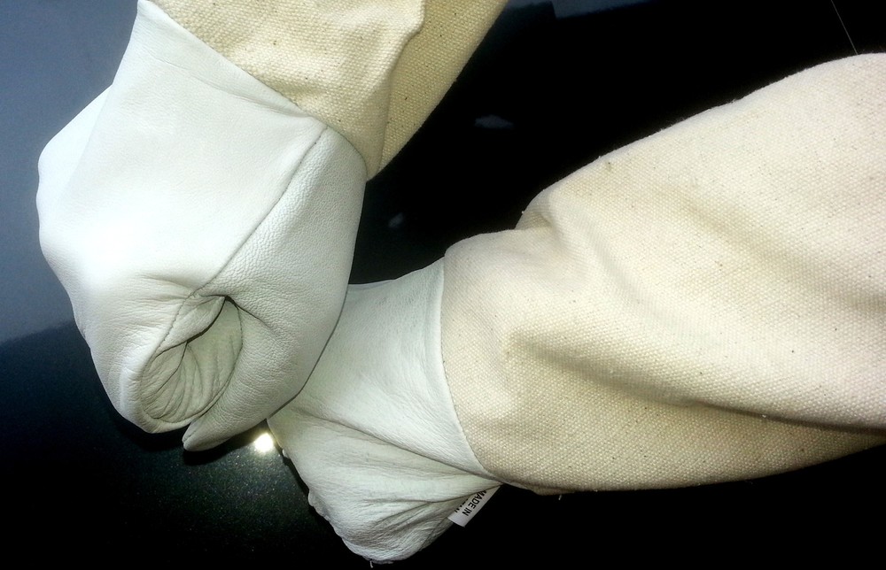 SALE! Pest Control, Beekeeping Gloves - Leather ( Medium )