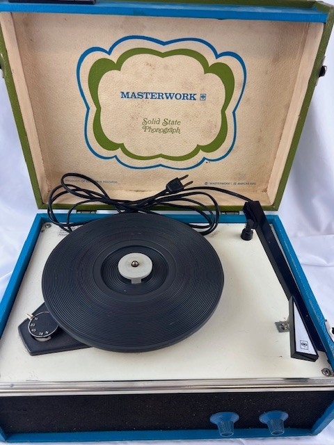 Vintage Columbia Masterwork Solid State Model M-2201 Travel Record Player
