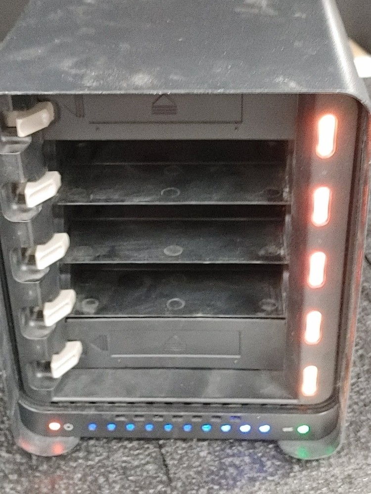 Data Robotics DRDR4-A Drobo e-SATA External 5-Bay Storage Array