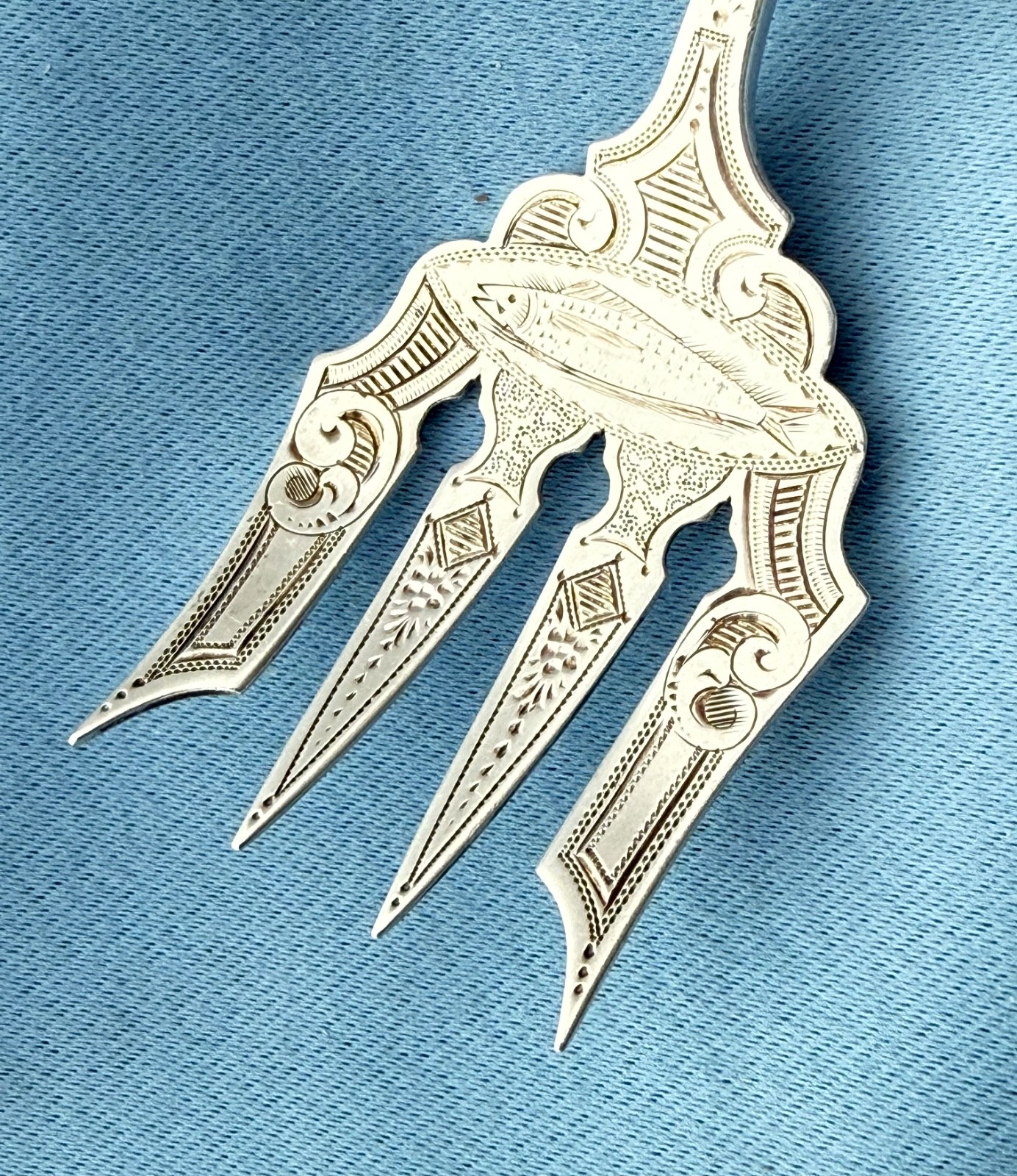 Albert Cole Coin Silver Sardine Fork Bright Cut 6 1/4 In Mono 26.5 Gr