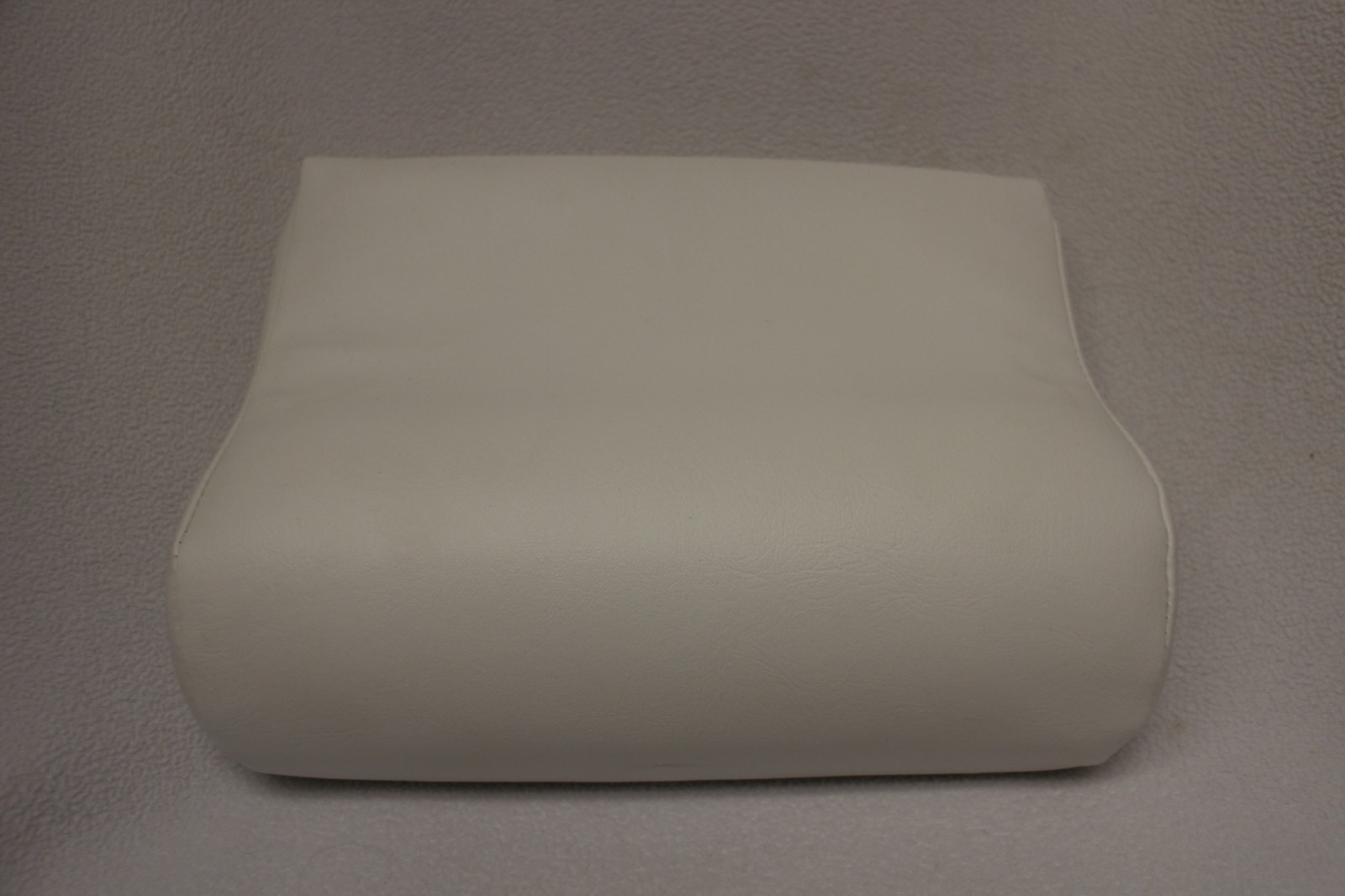 GOODMAN SPECIALTY PILLOWS #303 CONTOUR TANNING BED PILLOW - WHITE