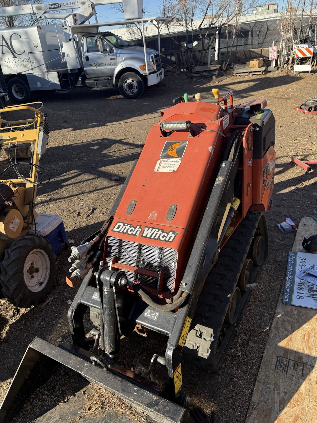 EXTREMELY LOW HOURS 2018Ditch Witch SK600 Compact Tracked Radial Lift Skid STEER