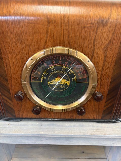 Aetna 653 Cube Table Radio