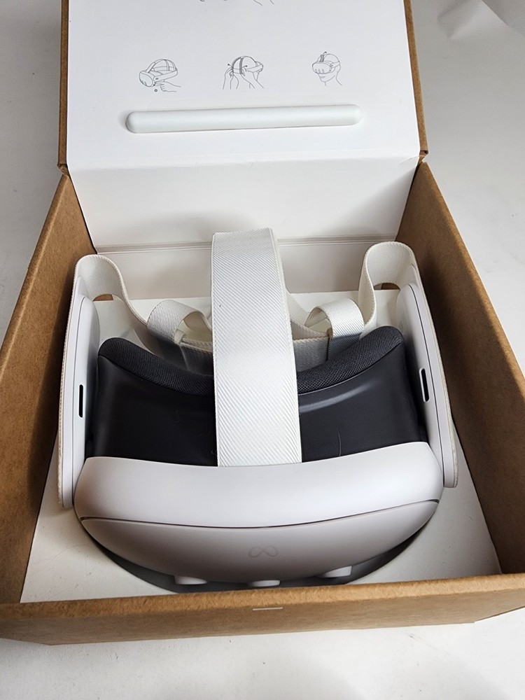Meta Oculus Quest 3 VR Headset 128GB Headset W/ Controllers + Box