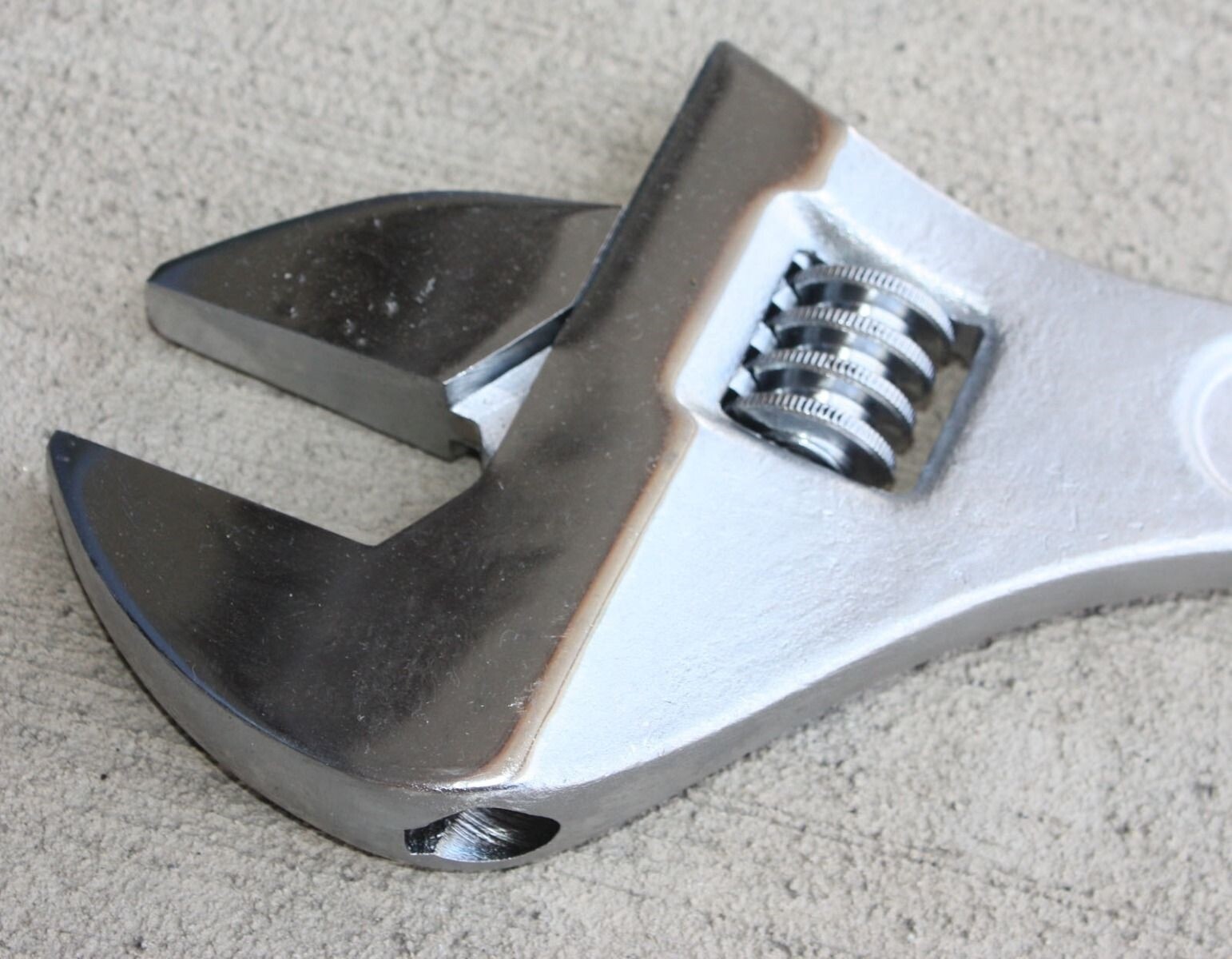 24" Adjustable Wrench 0-2-1/2" Wide Opening Jaw 24-in Hand Wrench