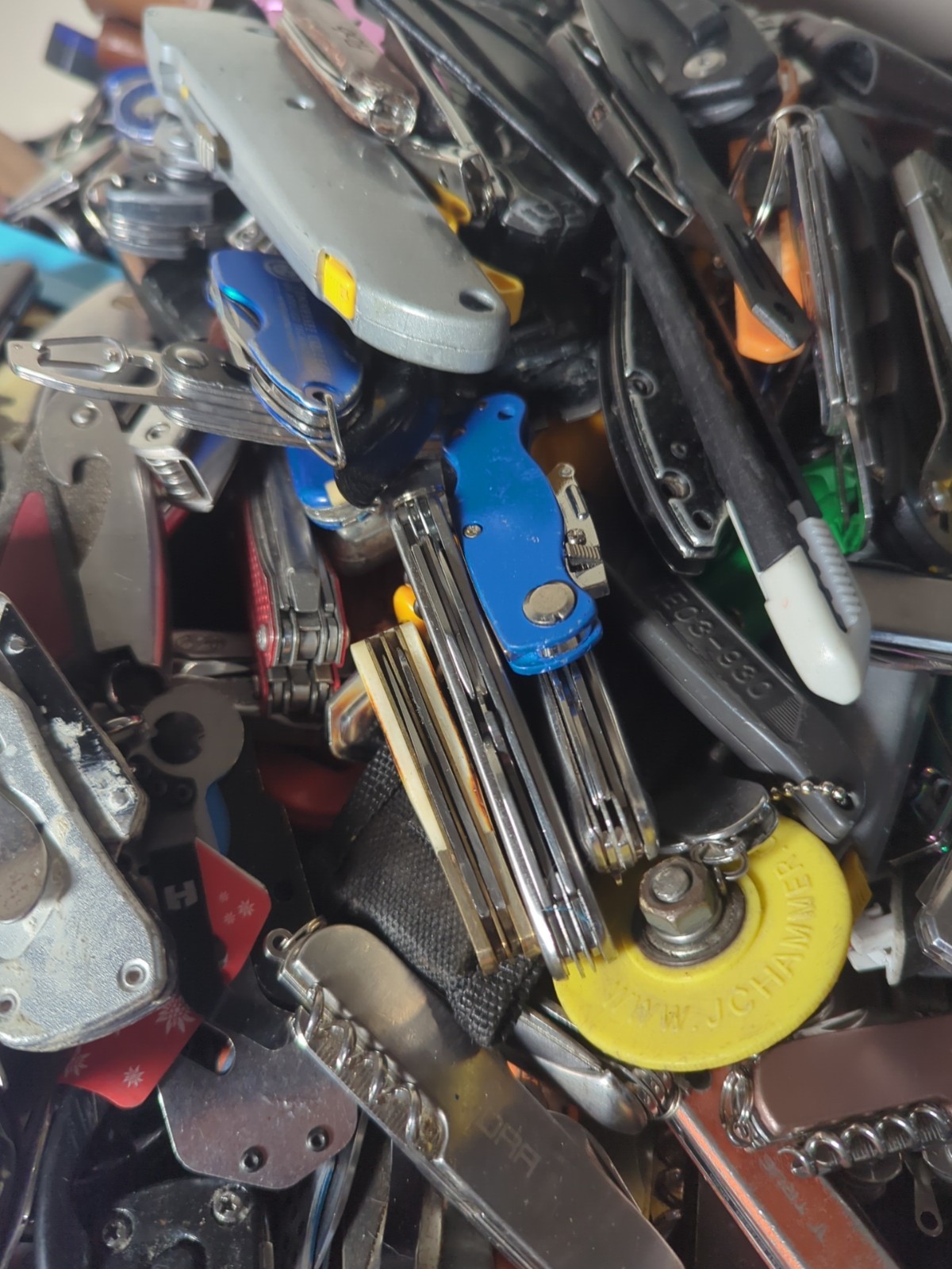 5 Pounds Of TSA Confiscated Pocket Knives, Multi Tools, & Utility knives!