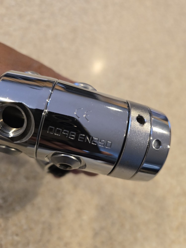 Apeks XTX50 Regulator, Yoke