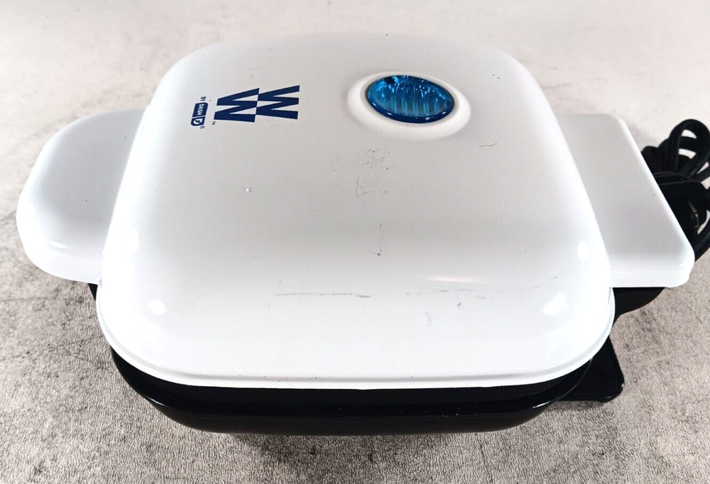 WW Dash Egg Bite Maker with Instruction Manual & Recipe Guide Makes 4 Egg Bites