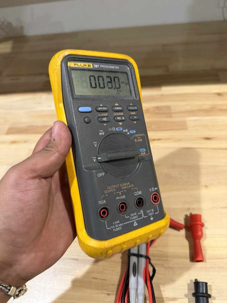 FLUKE 787 PROCESSMETER W/LEADS & CLIPS (SHIPS FAST) (LIGHT DOESNT WORK)