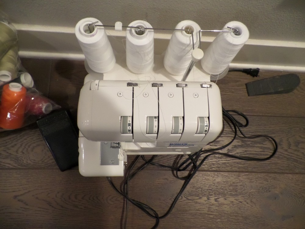 White Superlock Electronic model 1934D Serger Sewing Machine MINT w/ XTRAS!