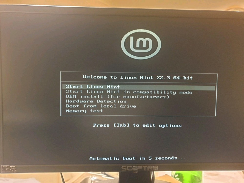 Linux Mint Cinnamon V22.3, 64-bit, Bootable Live and Install USB Flash Drive
