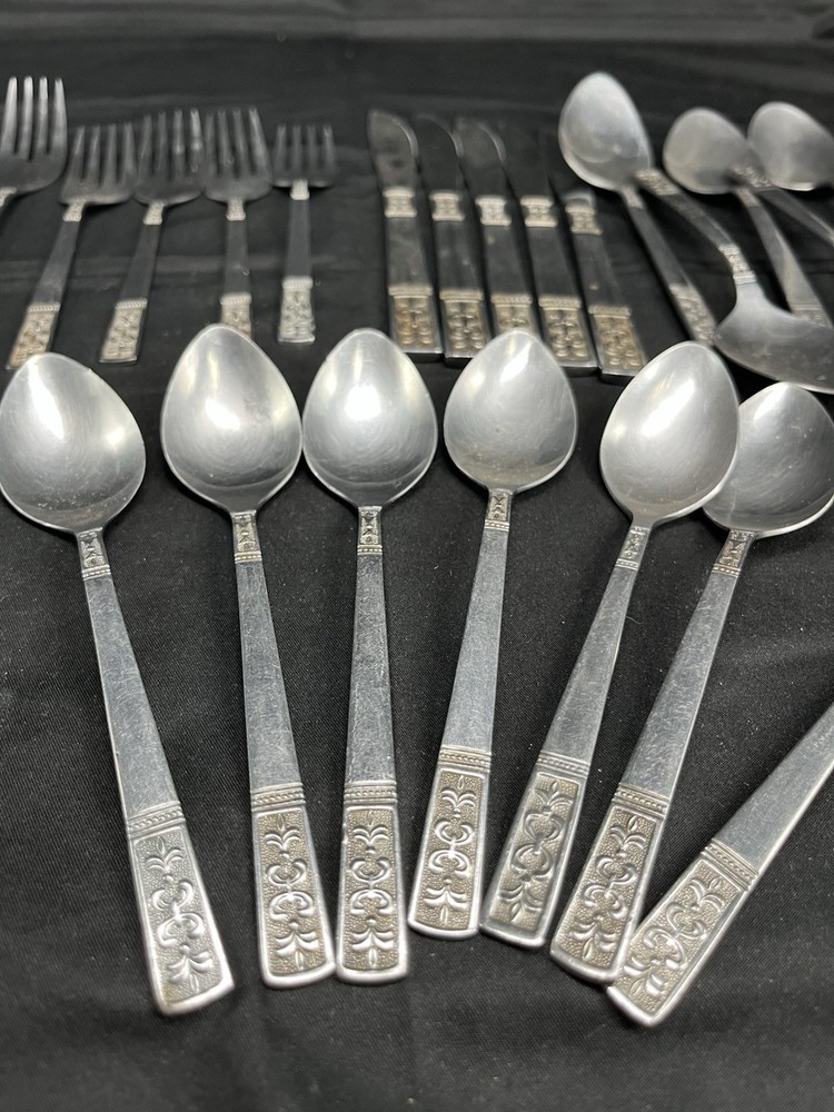 Customcraft Stainless CUS3 Fleur De Lis Flatware Taiwan Spoon Fork Knives 25 PCs
