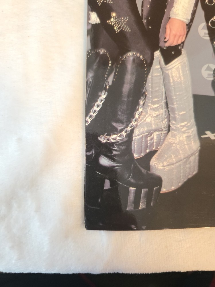 KISS LIVE SIGNED BY GENE SIMMONS MAGAZINE UK IMPORT, 1996