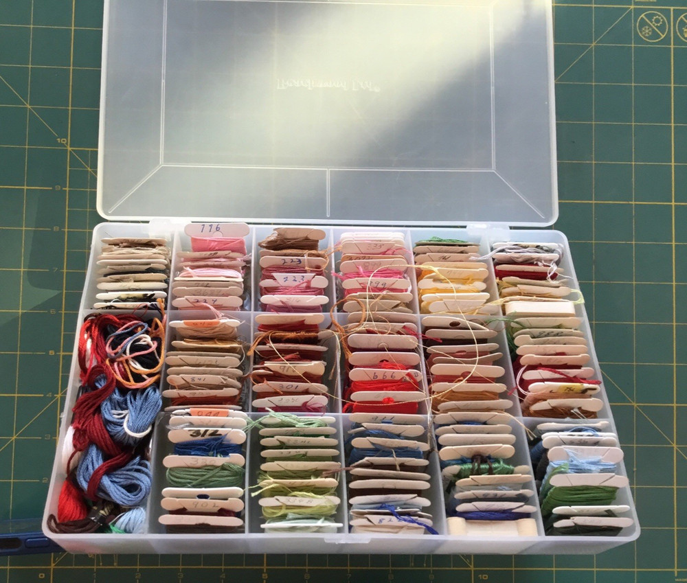 PLASTIC CASE 150? EMBROIDERY FLOSS THREAD SAMPLES WITH NUMBERS ALL COLORS
