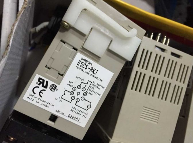 Fst  E5CS-RKJ E5CSRKJ 1pcs Omron Temperature Controller 100-240VAC NEW IN BOX