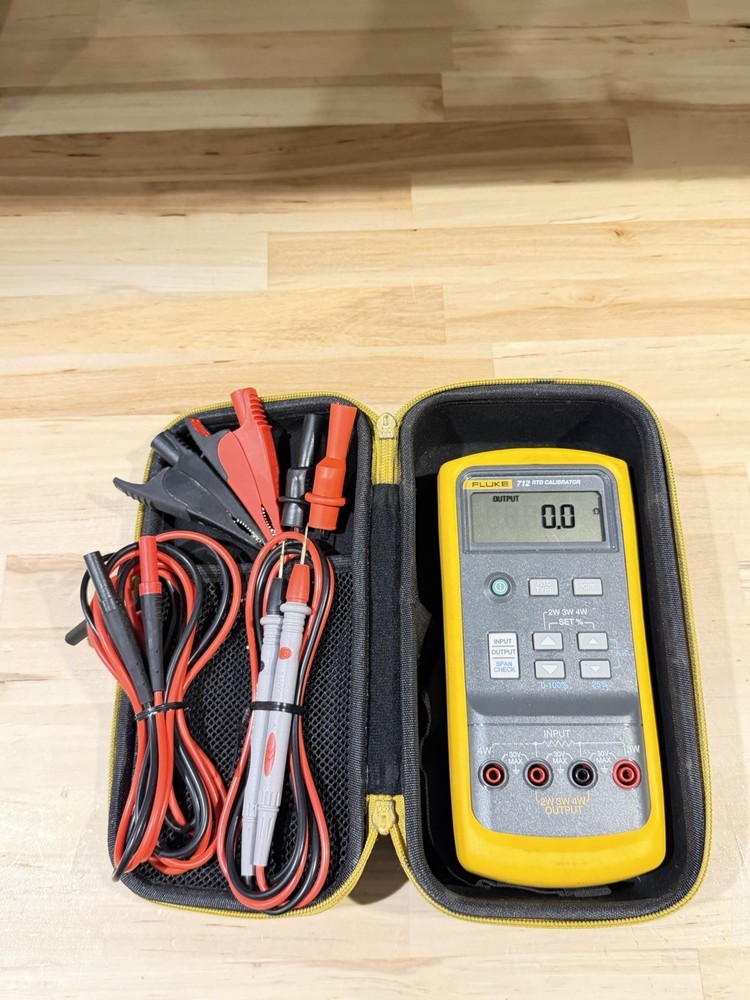 FLUKE 712B RTD CALIBRATOR W/ CASE & ACCESSORIES - TESTED