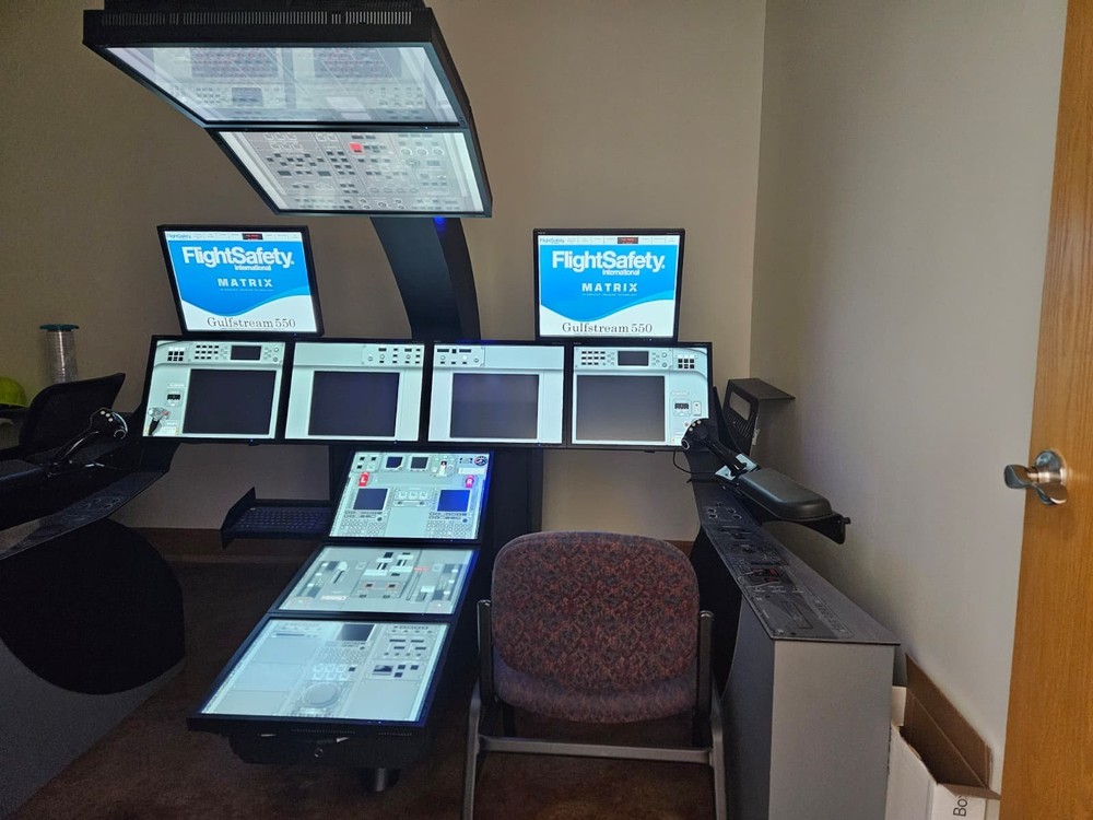 ^ Flight Safety GFS Graphical Flight-Deck Simualtor G550 Gulfstream Multi-Touch