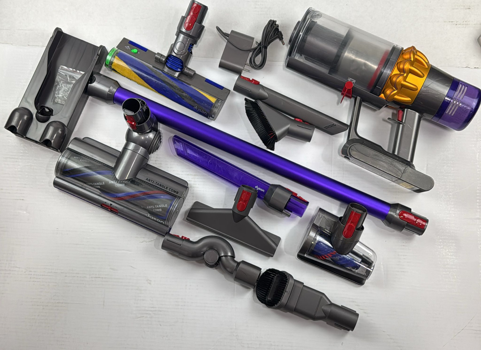 Dyson V15 Detect: Cordless Stick Vacuum Cleaner With Accessories and Wall Mou...