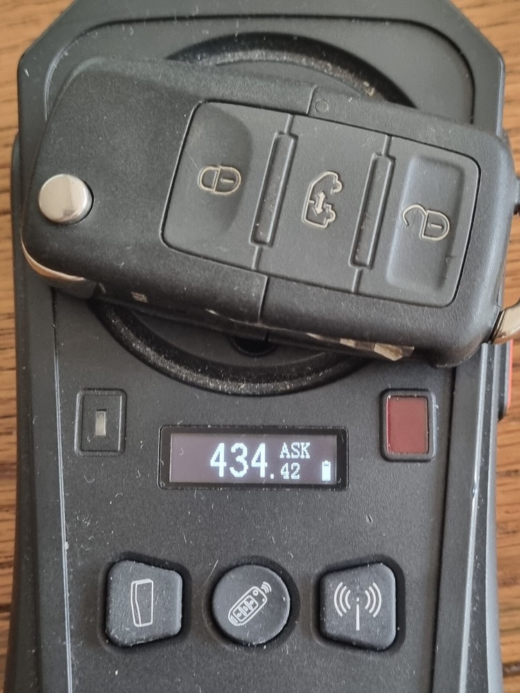 VW CRAFTER 3 BUTTON KEY FOB IN WORKING ORDER. (REF 586)