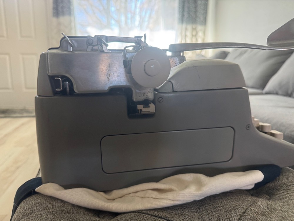 Vtg Royal Typewriter FPP
