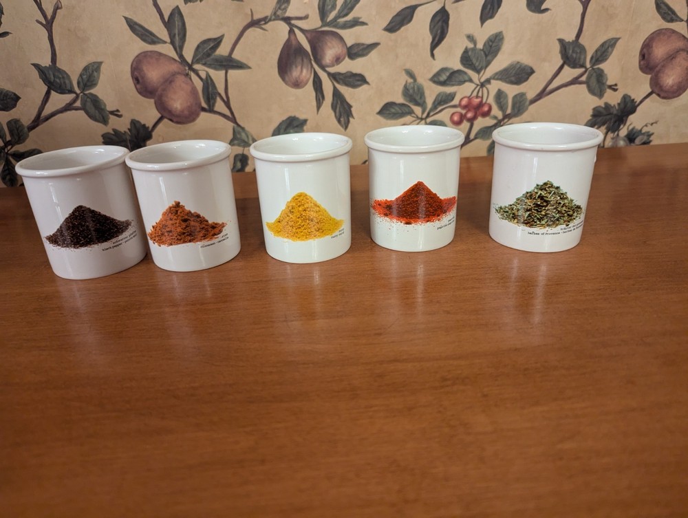 5-ASA TRATTORIA  CERAMIC SPICE JARS PLASTIC LIDS (4OZ)